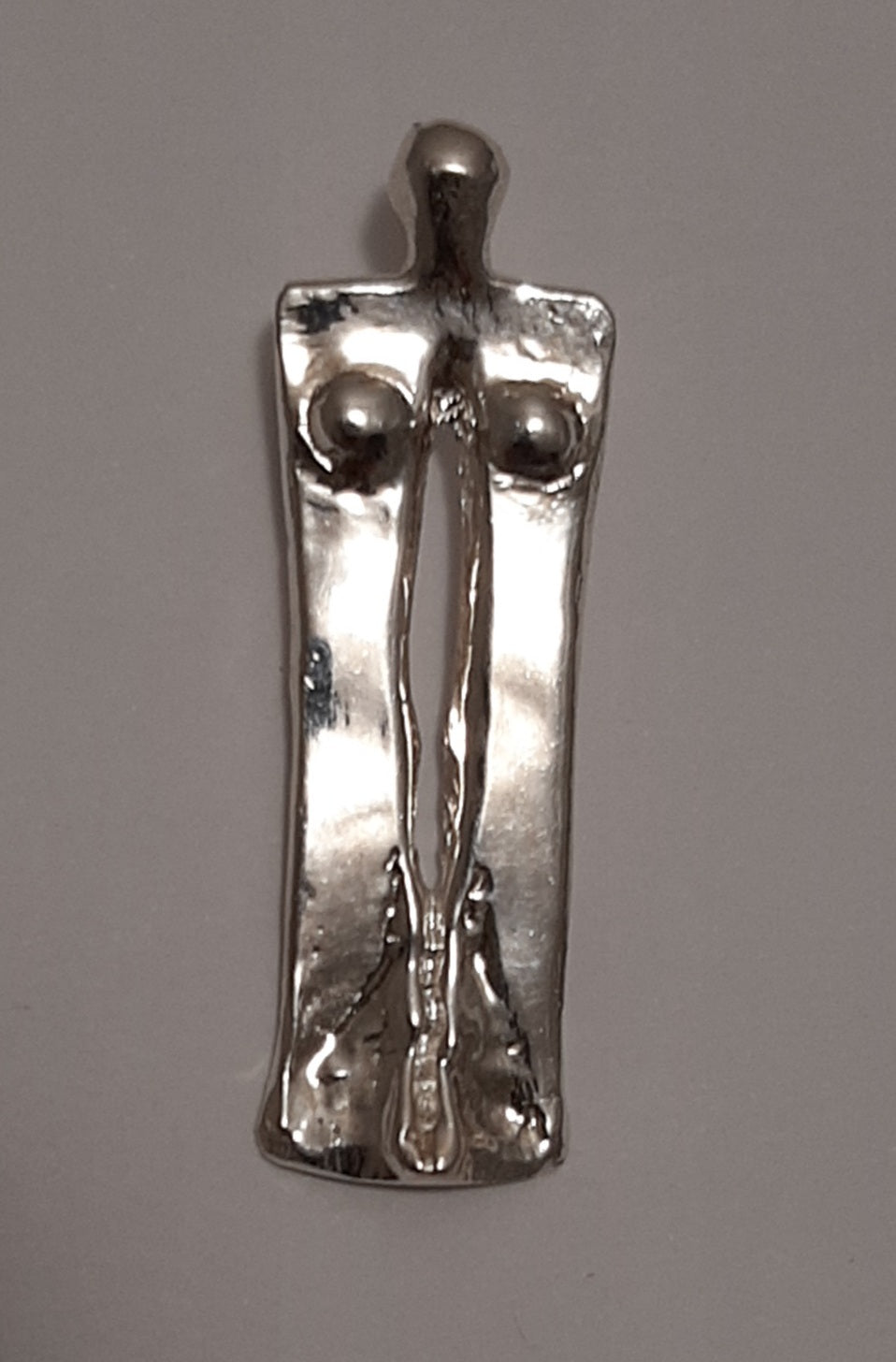 pendente raffigurante una mia personale interpretazione della DEA MADRE. il culto della DEA Madre ha origine nel neolitico. questa divinità era intesa come tramite tra mondo terreno e mondo divino. E' simbolo di rinascita e prosperitàà